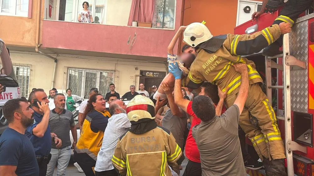 Alevlerin Arasında Kaldı! İtfaiye Engelli Çocuğu Böyle Kurtardı